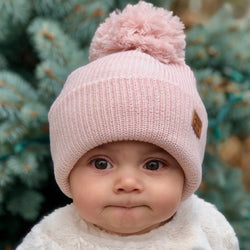 Bonnet à pompon rose pâle